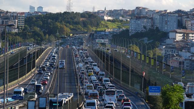 Okullar açıldı, İstanbul'da sabah trafiği yoğunlaştı