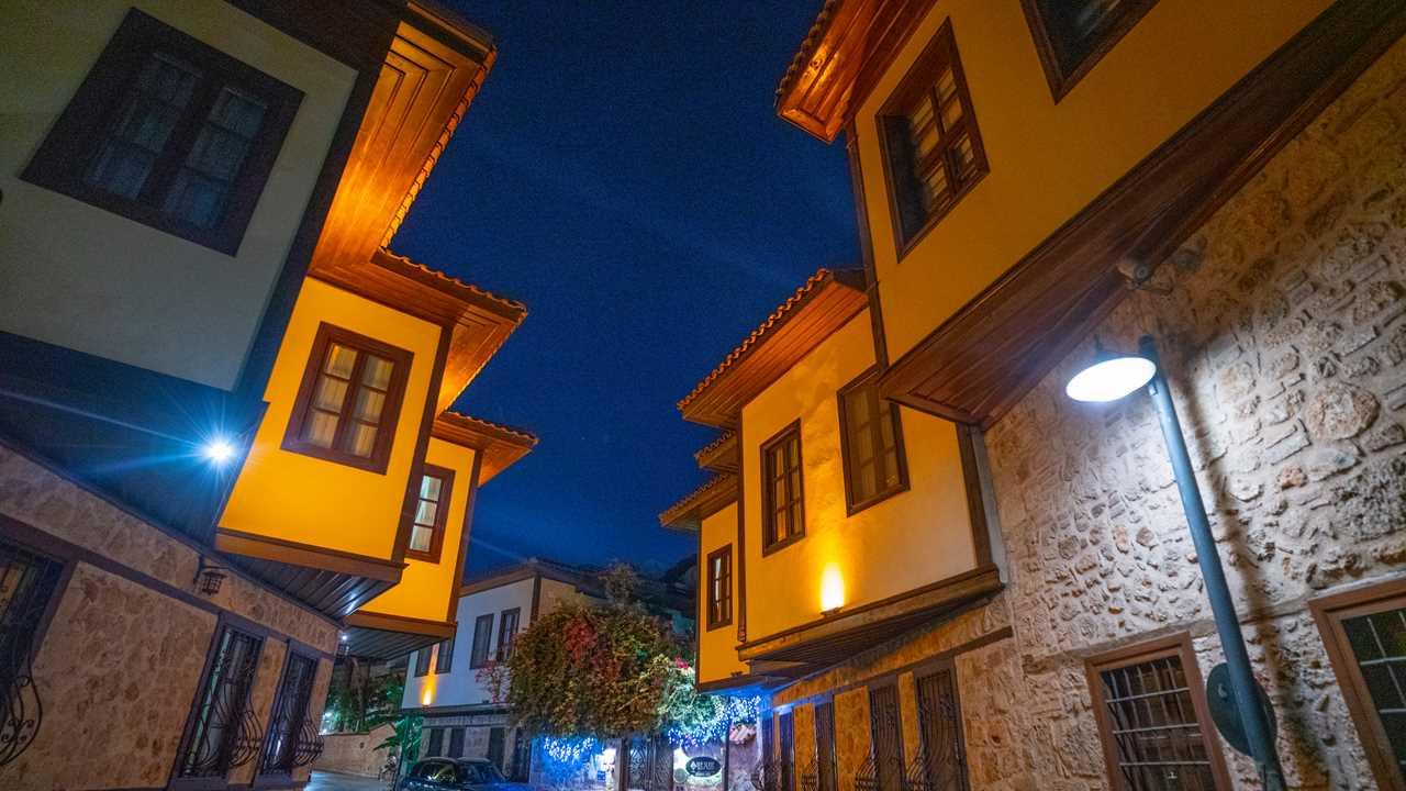 Kaleiçi ziyaretçilerini yeni çehresiyle ağırlıyor