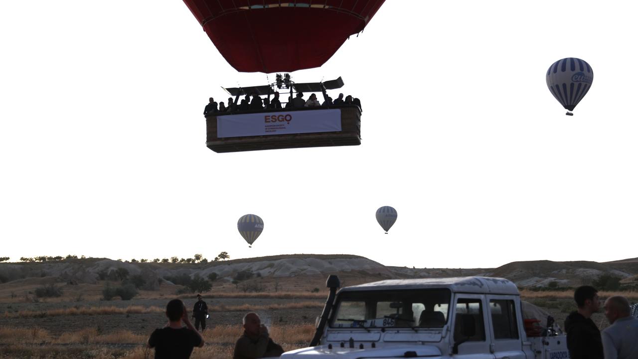 Kapadokya'da balonlar rahim ağzı kanserine dikkati çekmek için havalandı