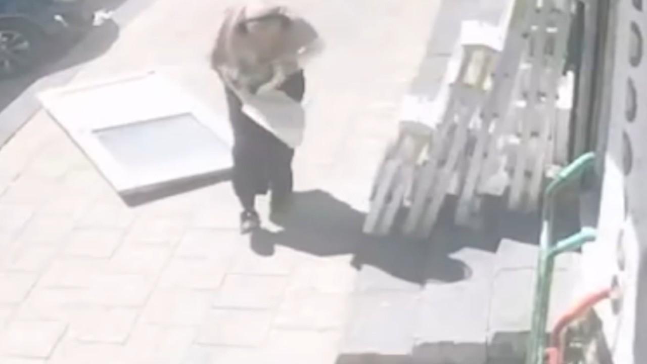 Metrelerce yüksekten düşen kapıdan saniyelerle kurtuldu