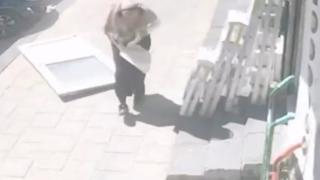 Metrelerce yüksekten düşen kapıdan saniyelerle kurtuldu