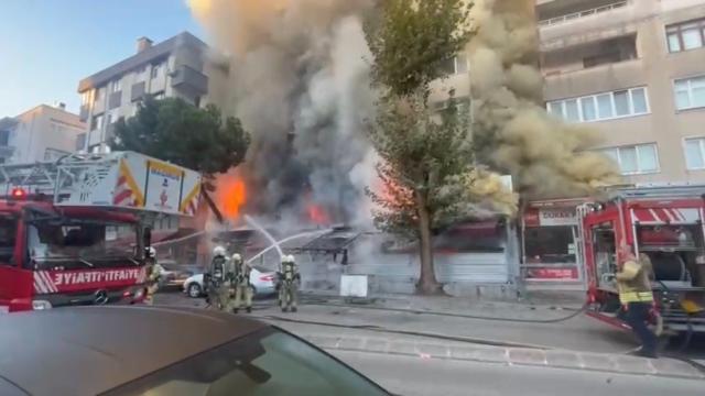 İstanbul'da market yangını haber görseli