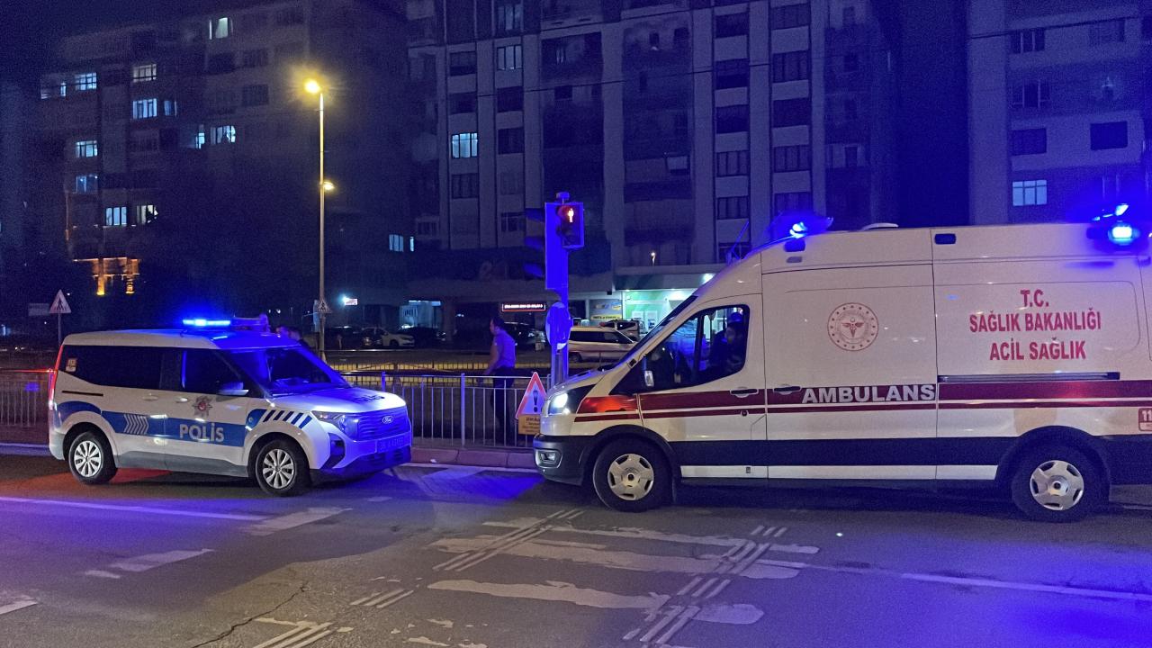 Yaralı halde tramvaya binen kişi yolcuların ihbarıyla hastaneye kaldırıldı