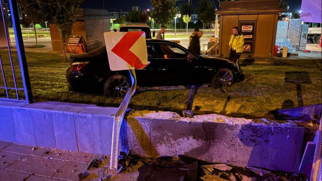 Kaldırıma çarpıp havalandı, duvarı aşıp millet bahçesine girdi