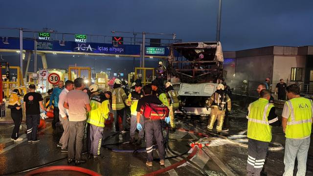 İstanbul'da yolcu otobüsü bariyerlere çarptı: 2 ölü haber görseli