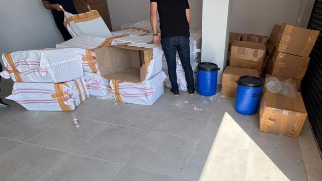 Mersin'de bir depoda 1 ton 250 kilogram uyuşturucu ele geçirildi haber görseli