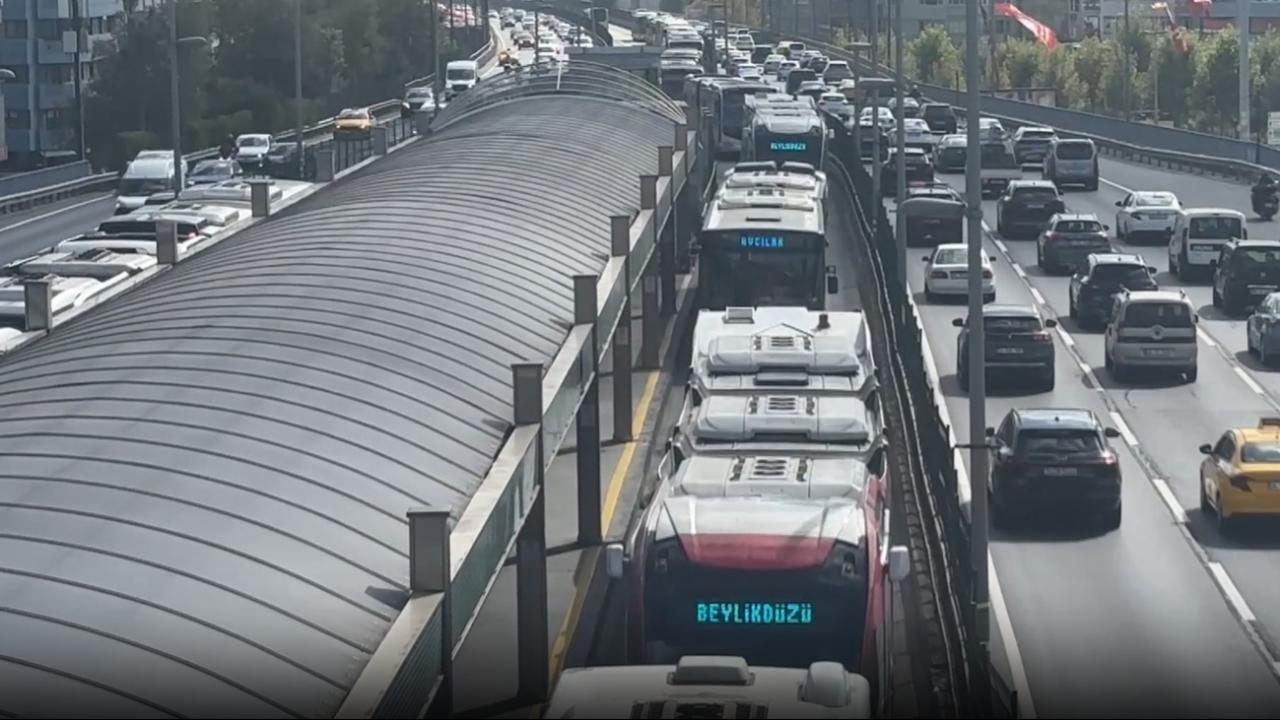 Mecidiyeköy’de arızalanan metrobüs yoğunluğa neden oldu