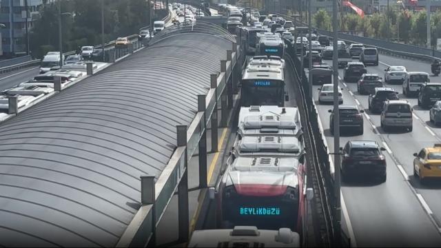 Mecidiyeköyde arızalanan metrobüs yoğunluğa neden oldu haber görseli