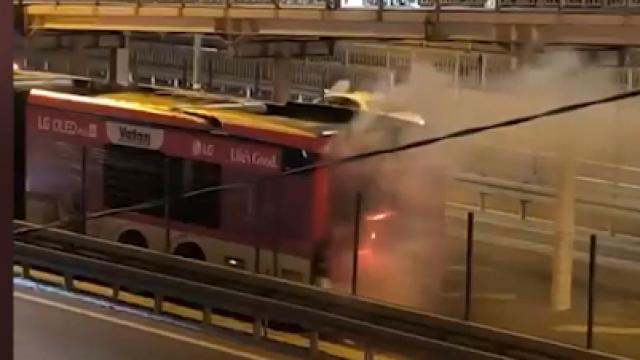 Seyir halindeki metrobüste çıkan yangın söndürüldü haber görseli