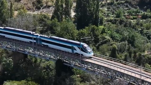 Milli elektrikli hızlı tren saatte 250 kilometreye ulaşarak rekorunu geliştirdi