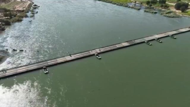 Mehmetçik, Suriye'de Fırat Nehri üzerine yüzer köprü kurdu