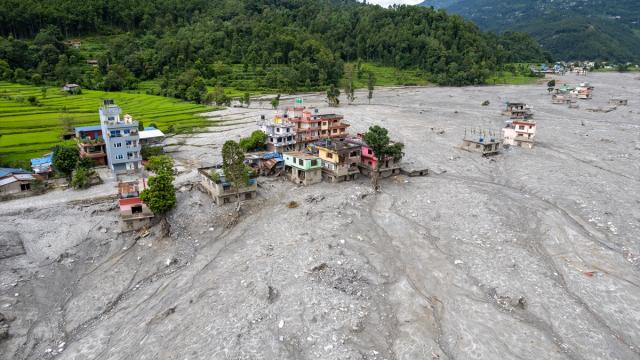Nepal'deki sel felaketinin ardından arama ve enkaz kaldırma çalışmaları sürüyor