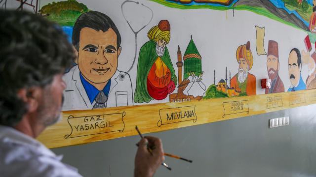 Öğrencileri için okulun duvarlarını adeta tuvale dönüştü