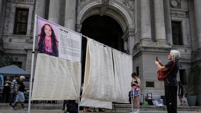 Gazze'de öldürülen çocuklar için dev kefen Philadelphia'da sergilendi