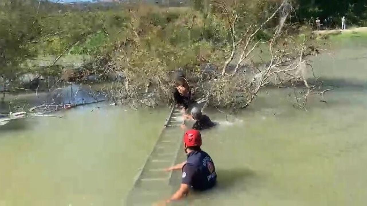 Derede mahsur kalan çocuk kurtarıldı