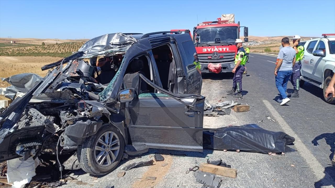 Şanlıurfa’da kamyonla hafif ticari araç çarpıştı: 4 ölü