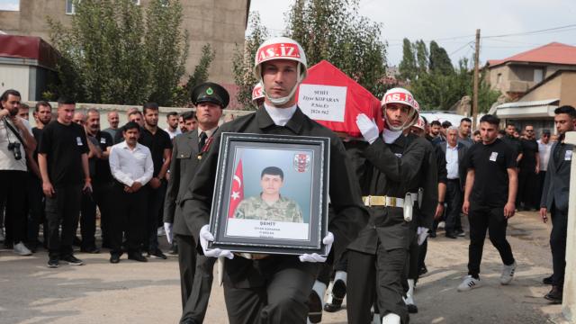 Iğdır'daki araç kazasında şehit olan askerimiz son yolculuğuna uğurlandı haber görseli