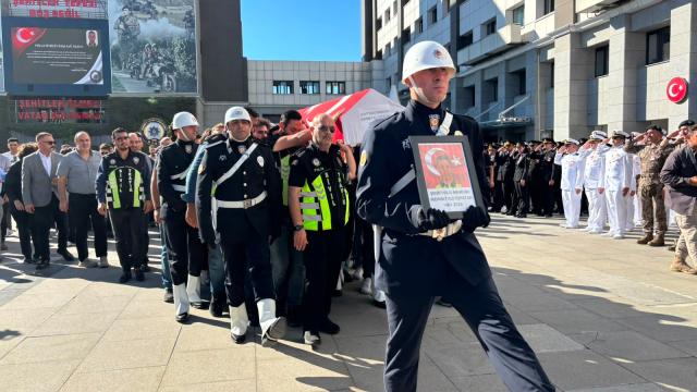 Şehit polisimiz Mehmet Ali Topatan son yolculuğuna uğurlandı haber görseli