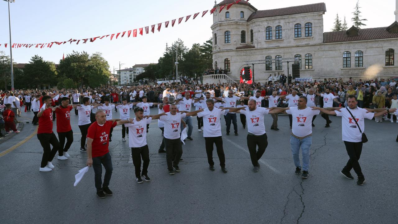 Sivas'ta 1058 kişi aynı anda halay çekti