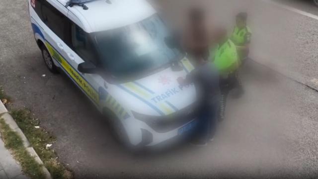 Trafik uygulamasından kaçan sürücü dronla takip edilerek yakalandı haber görseli