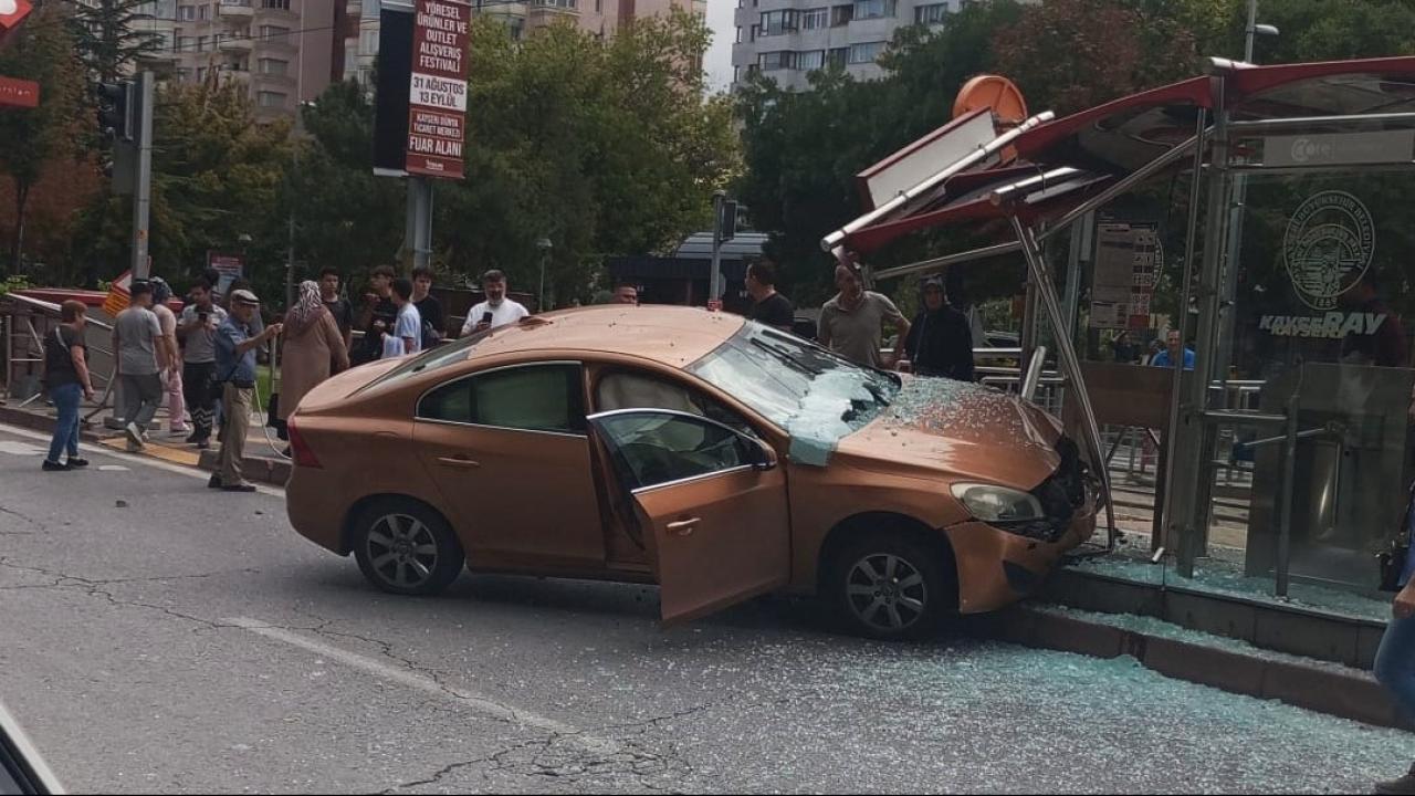 Kayseri'de otomobil tramvay durağına girdi: 1 yaralı