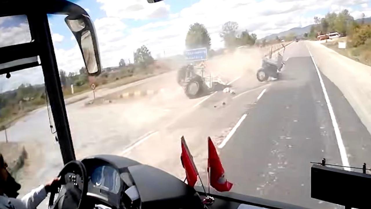 Kastamonu'da otomobille çarpışan traktör ikiye ayrıldı