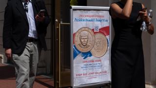 Trump’ın portresini taşıyan 1 dolarlık madeni para ABD’de tanıtıldı