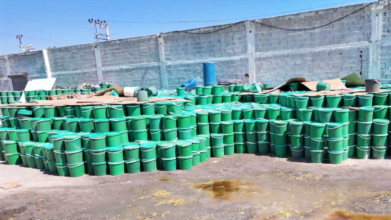 Mersin’de 3 bin 500 kova bozuk turşu ele geçirildi