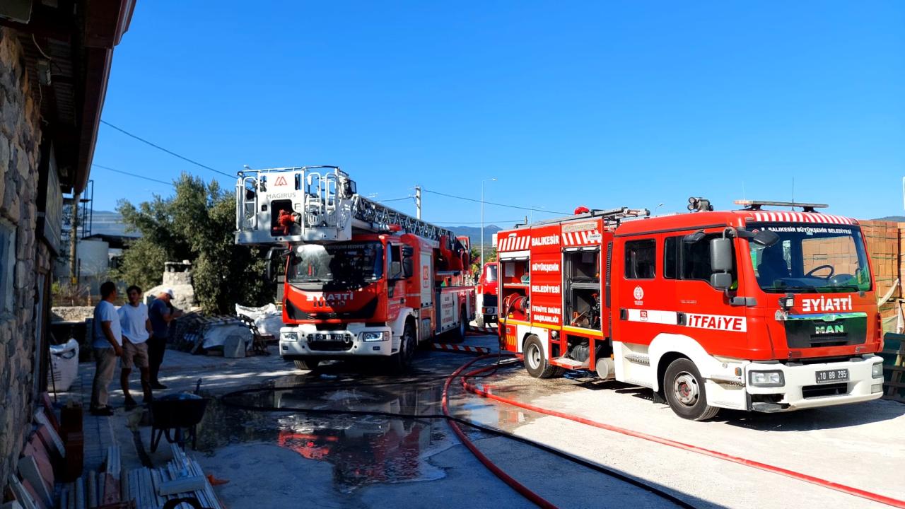 Balıkesir’deki yangında 5 iş yeri zarar gördü