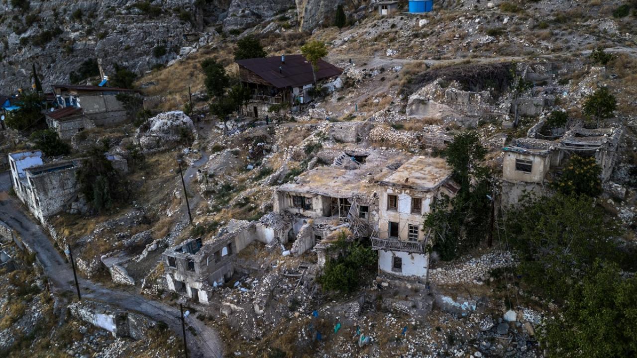 Tarih, yamaçlara kurulan evlerin arasında yaşamaya devam ediyor