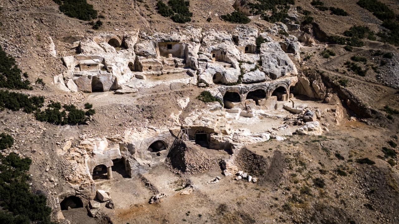 Arkeolojik çalışmalarda ilçenin daha eski dönemlerine ilişkin izlere rastlanıyor