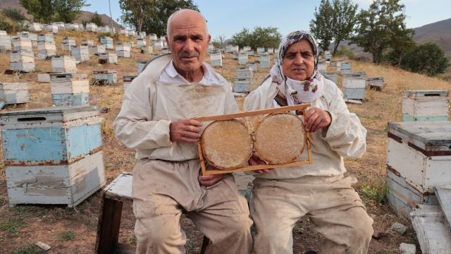 Ordulu çift 20 yıldır Hakkari'de "kaliteli bal" mesaisinde