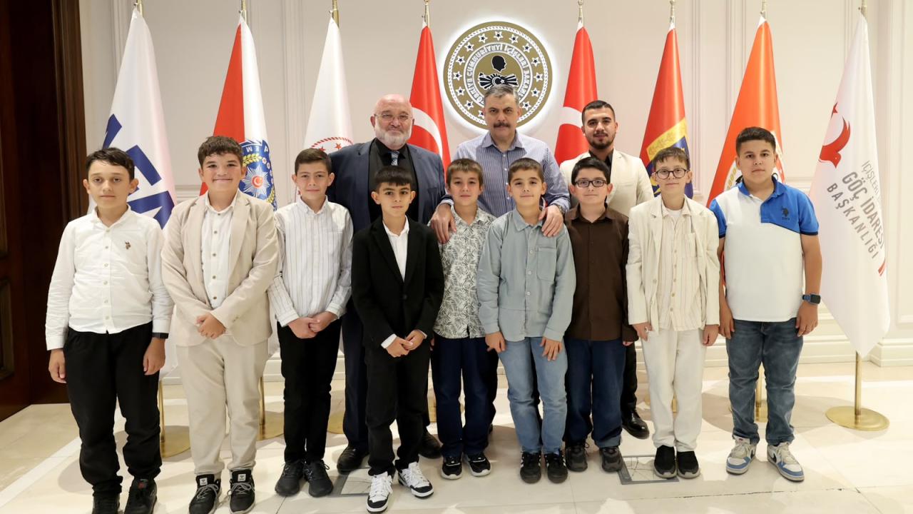 İçişleri Bakanı Çiftçi, kendisine çağrıda bulunan gençleri ağırladı