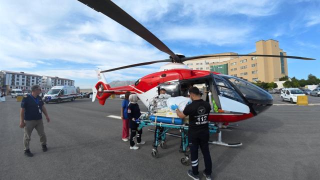 Ambulans helikopter kalp hastası bebek için havalandı haber görseli