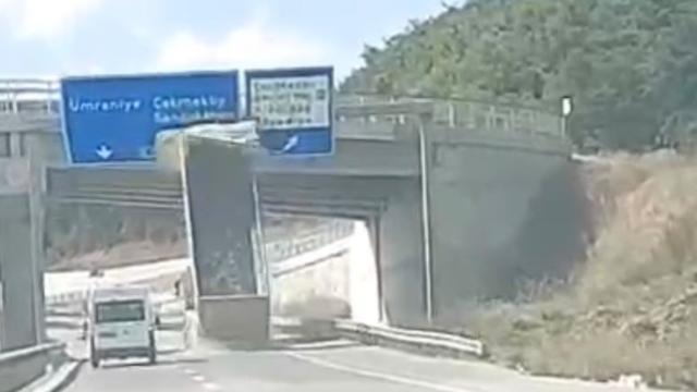Çekmeköy'de dorsesi açılan hafriyat kamyonu üst geçide çarptı haber görseli