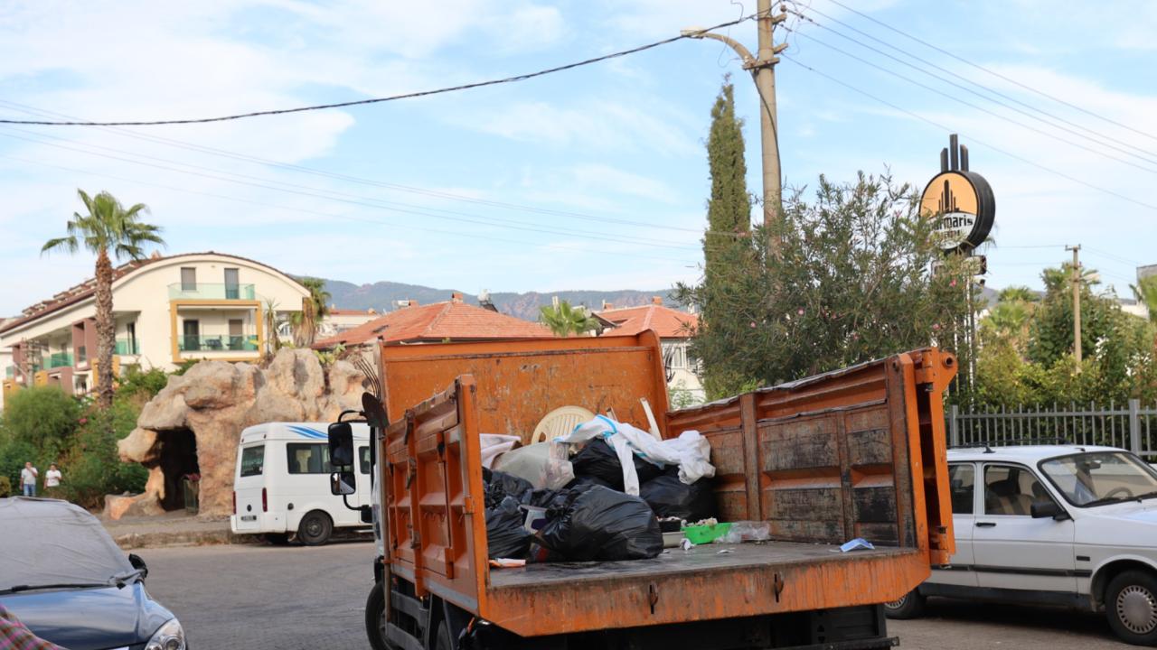 Yalnız yaşayan kadının evinden bir kamyon çöp çıkarıldı