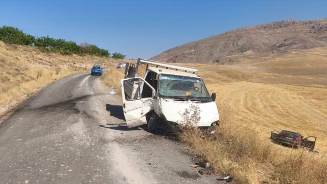 Elazığ'da kamyonet ile otomobil çarpıştı: 2 ölü, 4 yaralı haber görseli
