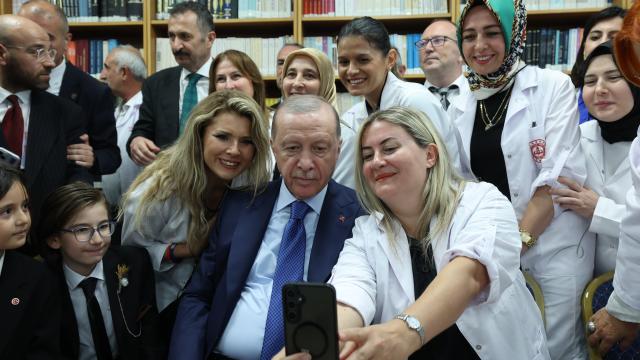 Cumhurbaşkanı Erdoğan, Gazi Anadolu Lisesi'nde öğretmen ve öğrencilerle bir araya geldi haber görseli