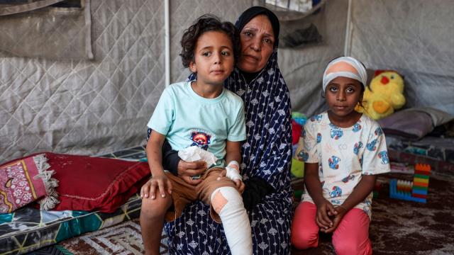 Gazze'de bina enkazından kurtulan iki kardeş büyükanneleriyle çadırda yaşam mücadelesi veriyor