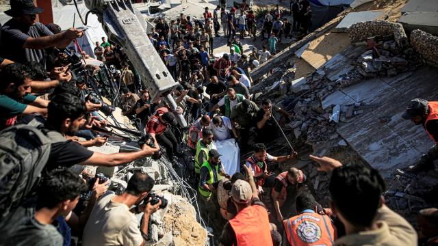 Gazze'de İsrail saldırısında hasar gören binanın çökmesi sonucu 5'i çocuk 11 kişi hayatını kaybetti