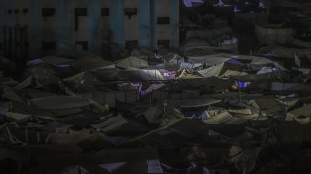 Soykırımcı İsrail'in karanlığa gömdüğü Gazze'de günlük yaşam