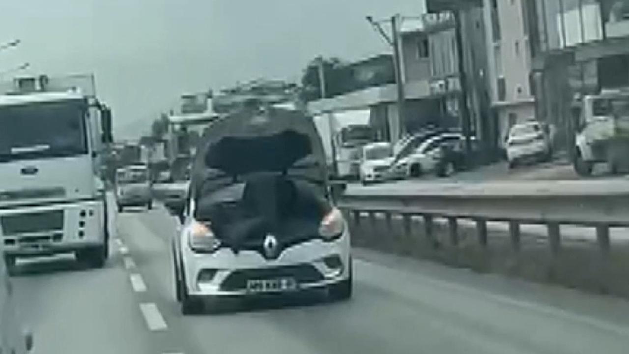 Trafikte şaşkına çeviren görüntü: Seyir halindeki araçta tamirat