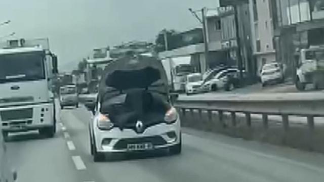 Trafikte şaşkına çeviren görüntü: Seyir halindeki araçta tamirat haber görseli