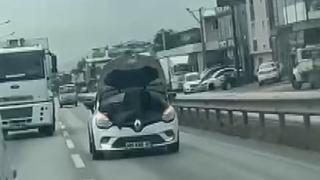 Trafikte şaşkına çeviren görüntü: Seyir halindeki araçta tamirat