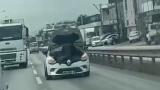 Trafikte şaşkına çeviren görüntü: Seyir halindeki araçta tamirat