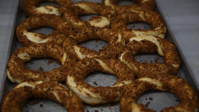 Karadenizli fırıncının yeni lezzeti: Hamsili simit