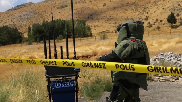 Bomba imha uzmanları vatandaşların can güvenliği için zorlu görevler üstleniyor