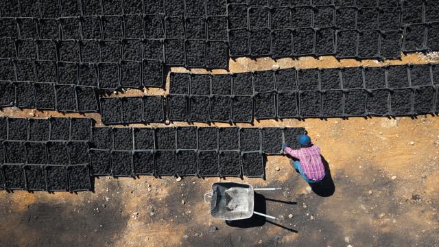 Gaziantep'te kömür üretiminden kalan toz ve parçacıklar mangal kömürüne dönüştürülüyor