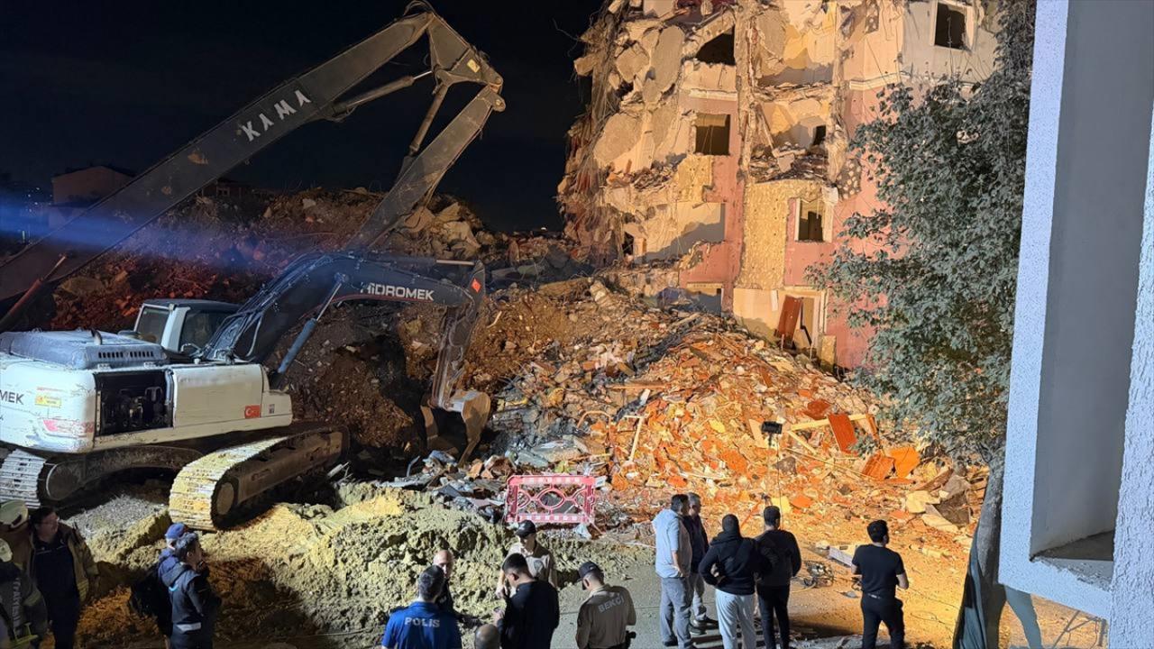 Küçükçekmece'de yıkımı yapılan bina çöktü: 2 yaralı