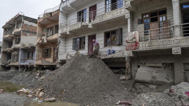 Nepal'deki sel felaketinde hayatını kaybedenlerin sayısı 1385'e yükseldi